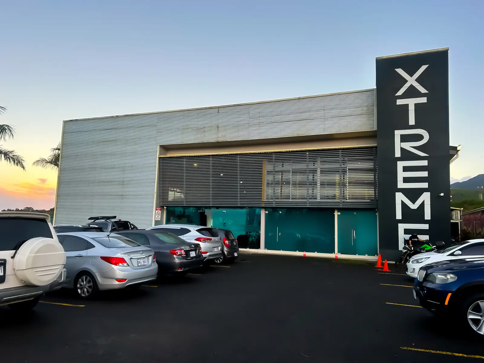 Fachada y entrada de Xtreme Gym