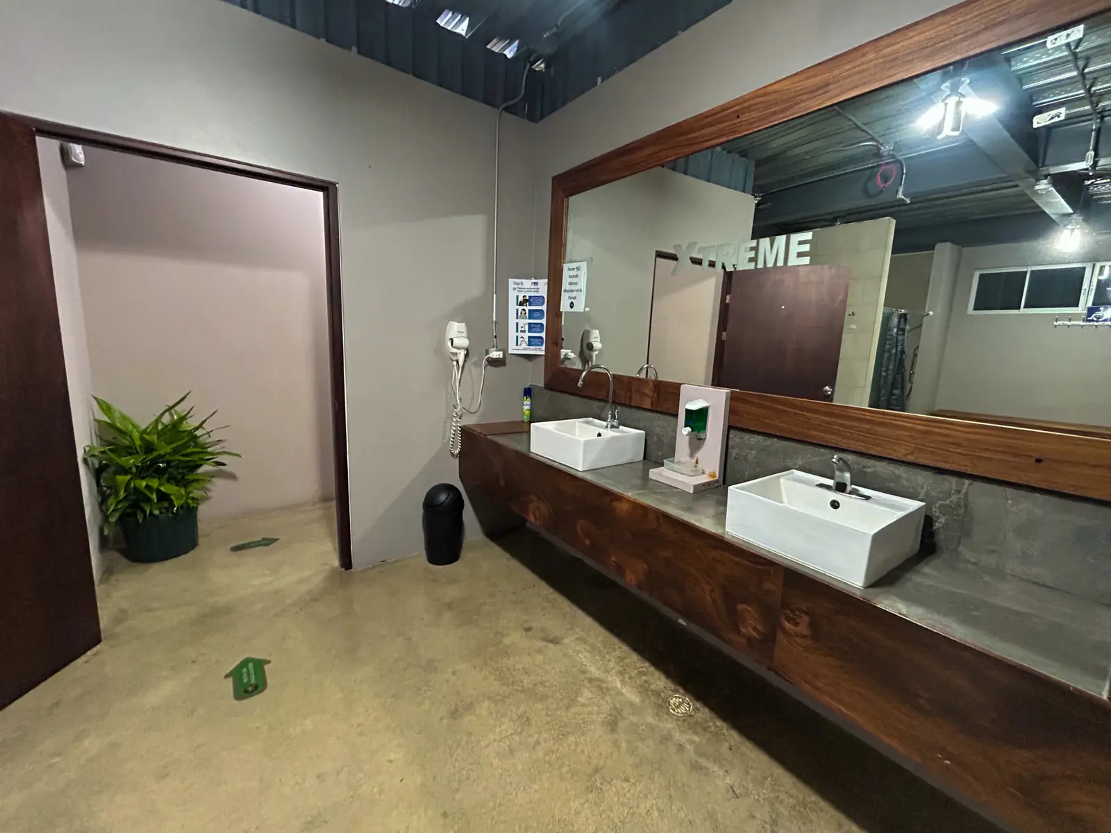 Vestidores y lavamanos de Xtreme Gym