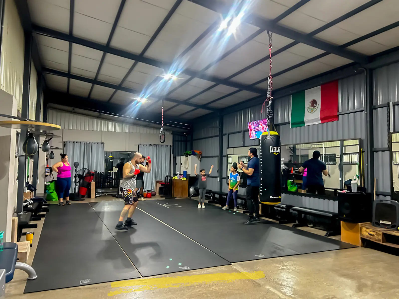 Zona funcional donde se realizan clases guiadas en Xtreme Gym